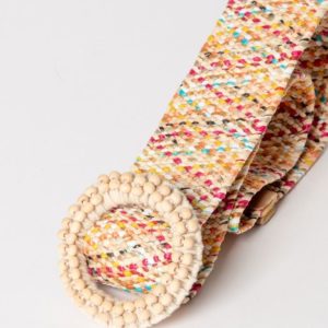Une ceinture en tissu avec une boucle ronde perlée dans les tons jaune, orange, rose, bleu et blanc, présentée sur un fond uni.