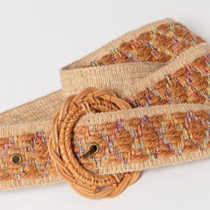 Une ceinture beige tissée avec une boucle ronde en osier et des détails de couture multicolores, sur un fond blanc uni.