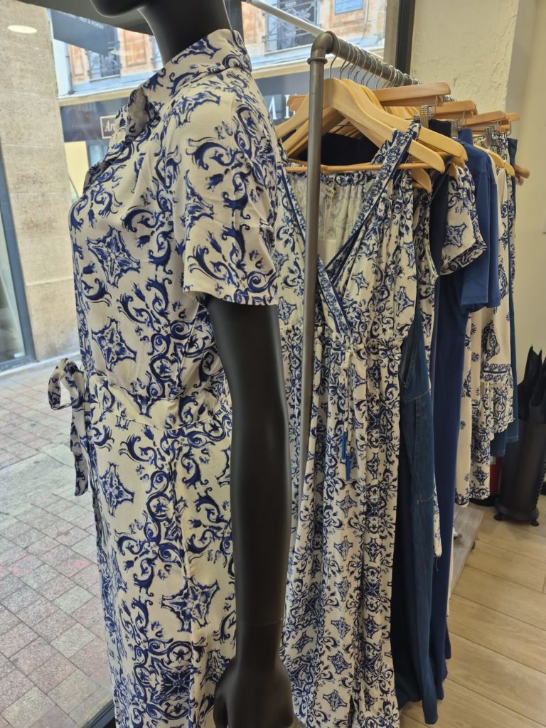Robe longue fleurie et colorée de la marque Surkana présentée dans la boutique Fashion Day à Bergerac lors de la Braderie des Commerçants des 31 juillet et 1er août.